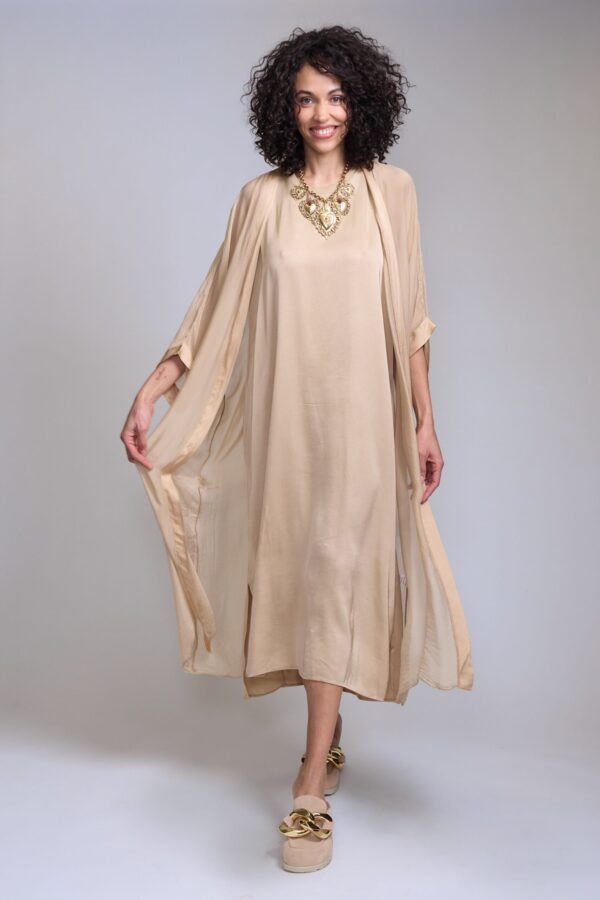 Vestido largo en tono beige con sobrecamisa a juego - Carola Pino Boutique