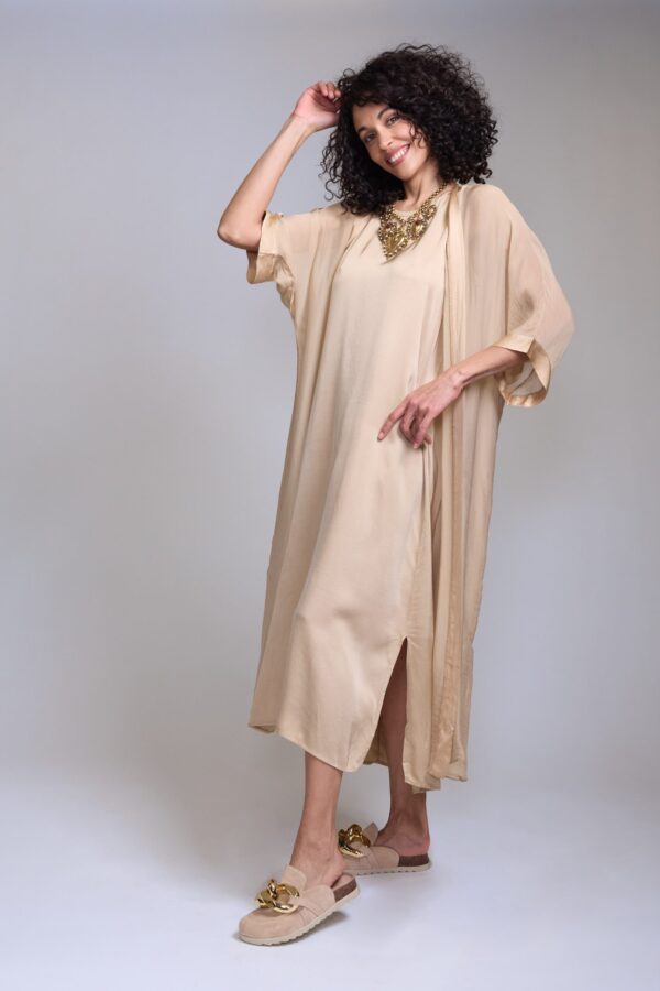 Vestido largo en tono beige con sobrecamisa a juego - Carola Pino Boutique