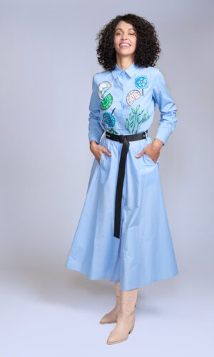 Camisa de poplin celeste con estampados florales- Carola Pino Boutique