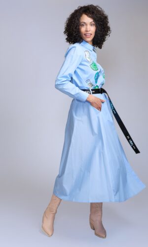 Camisa de poplin celeste con estampados florales- Carola Pino Boutique