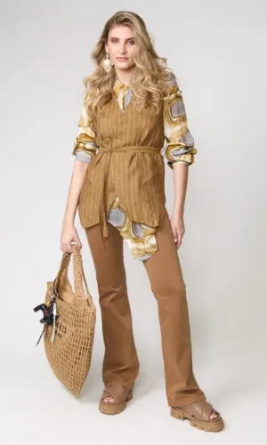 Chaleco de rayas, blusa y pantalón