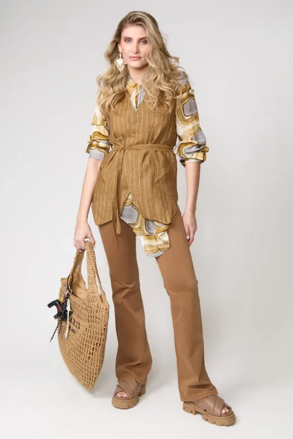 Chaleco de rayas, blusa y pantalón