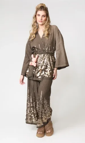 Kimono marrón con lentejuelas doradas y pantalón bordado