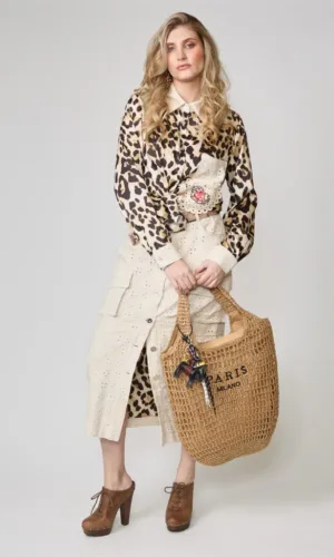 Camisa animal print con bordado y falda con ojales