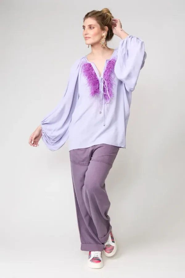 Blusa lila con plumas y pantalón ancho púrpura