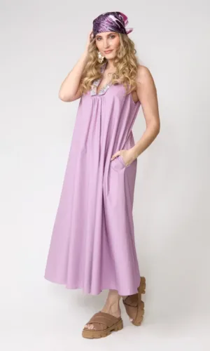 Vestido amplio lila con escote bordado