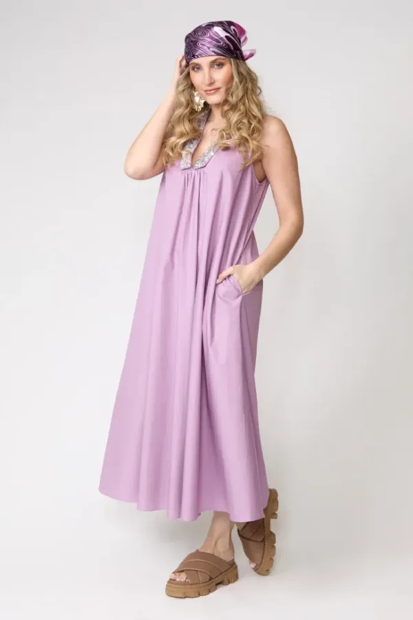 Vestido amplio lila con escote bordado