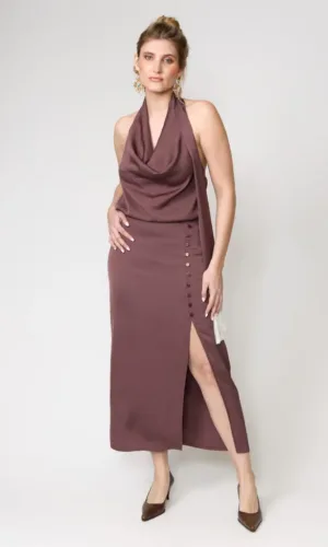 Top halter satinado y falda con abertura lateral