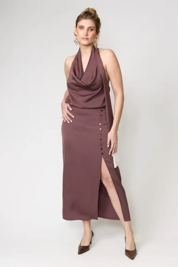 Top halter satinado y falda con abertura lateral