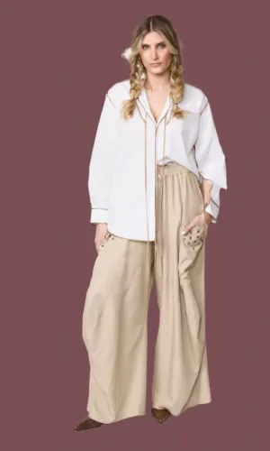 Camisa oversized blanca y pantalón palazzo beige