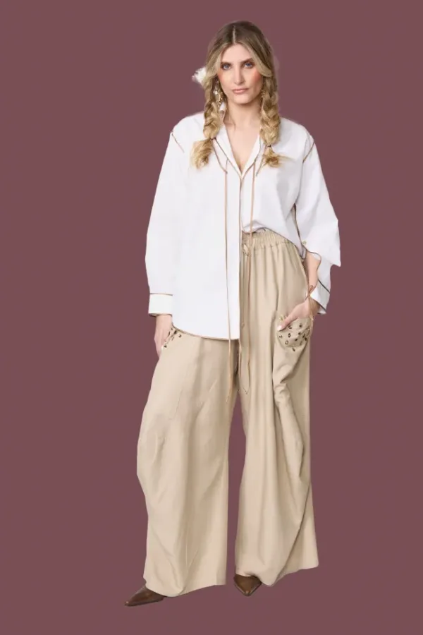 Camisa oversized blanca y pantalón palazzo beige