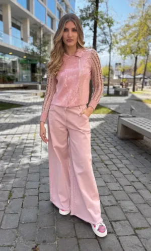 Chaqueta estructurada en tono rosa con lentejuelas y mangas caladas, combinada con jeans palazzo rosa claro - Carola Pino Boutique