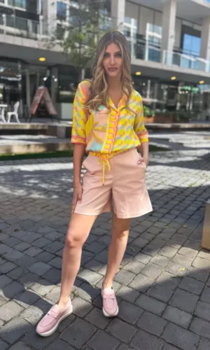 Blusa ligera en tonos amarillo y rosa con estampado geométrico, combinada con short rosa de tiro medio - Carola Pino Boutique