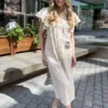 Vestido de algodón beige con bordados tipo ojal -Carolina Pino Boutique