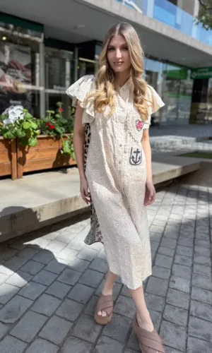 Vestido de algodón beige con bordados tipo ojal -Carolina Pino Boutique