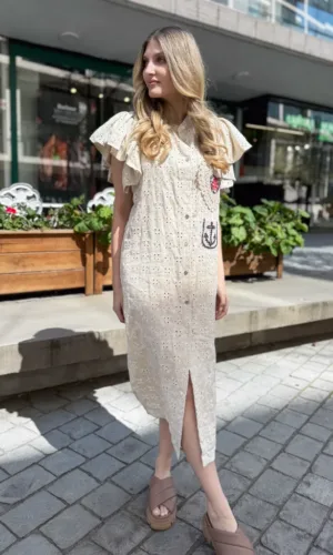 Vestido de algodón beige con bordados tipo ojal -Carolina Pino Boutique
