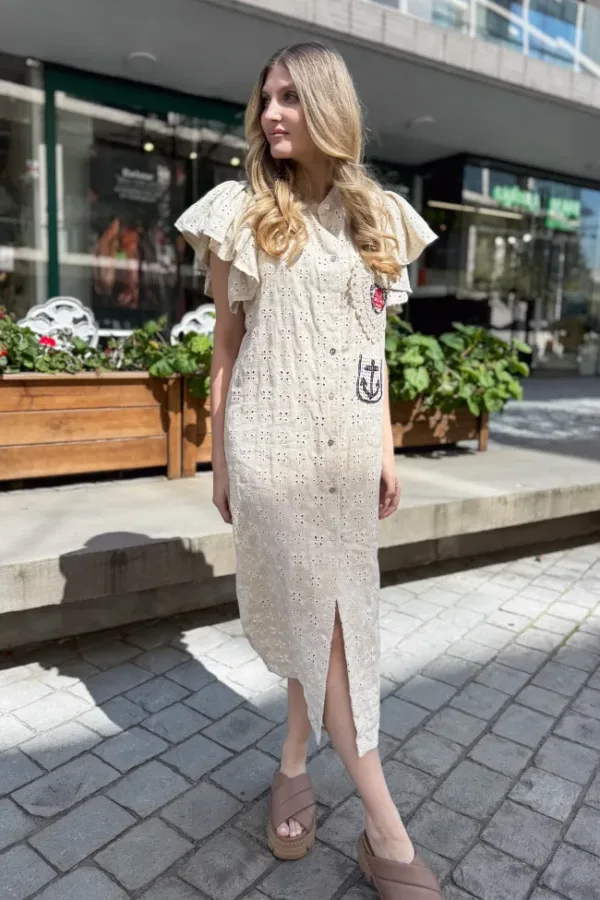 Vestido de algodón beige con bordados tipo ojal -Carolina Pino Boutique