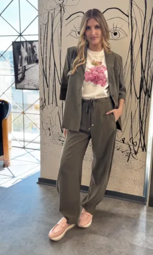 Conjunto de blazer oversize y pantalón fluido en verde oliva - Carola Pino Boutique