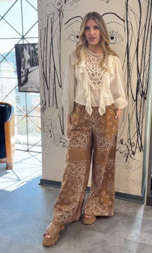 Blusa blanca con detalles de encaje y volantes con pantalón ancho marrón - Carola Pino Boutique