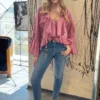 Blusa romántica en tono frambuesa con volantes y mangas amplias - Carola Pino Boutique