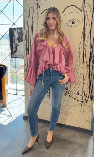 Blusa romántica en tono frambuesa con volantes y mangas amplias - Carola Pino Boutique