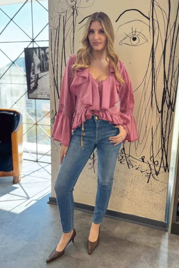 Blusa romántica en tono frambuesa con volantes y mangas amplias - Carola Pino Boutique