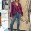 Blusa en tono frambuesa con volantes decorativo - Carola Pino Boutique
