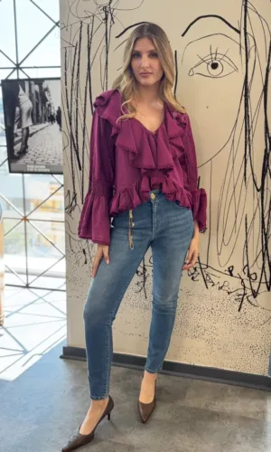 Blusa en tono frambuesa con volantes decorativo - Carola Pino Boutique