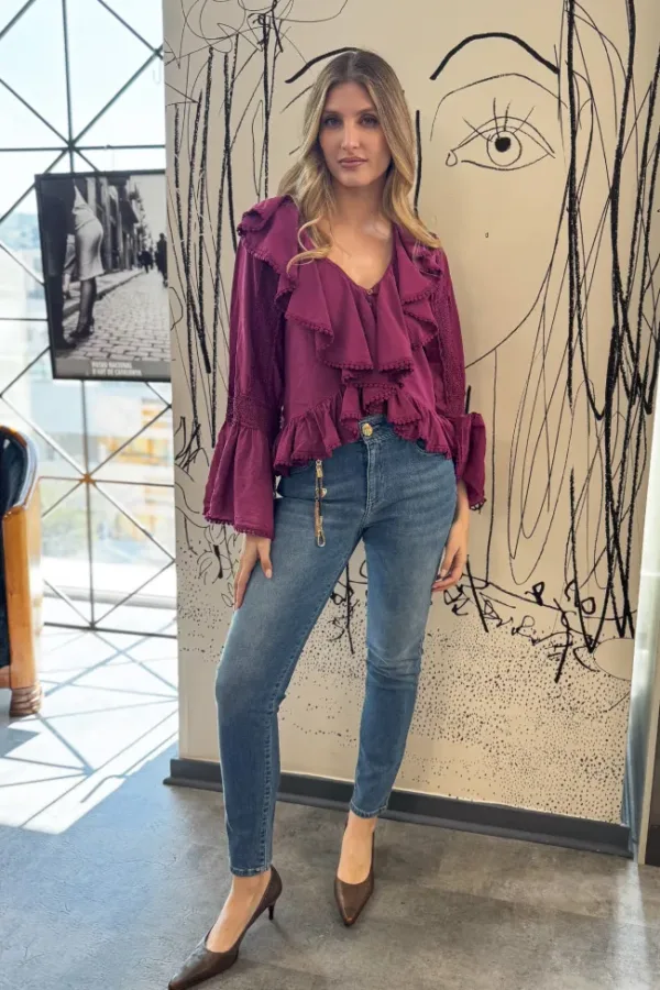 Blusa en tono frambuesa con volantes decorativo - Carola Pino Boutique