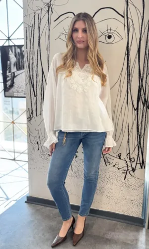 Blusa blanca fluida con bordados frontales - Carola Pino Boutique
