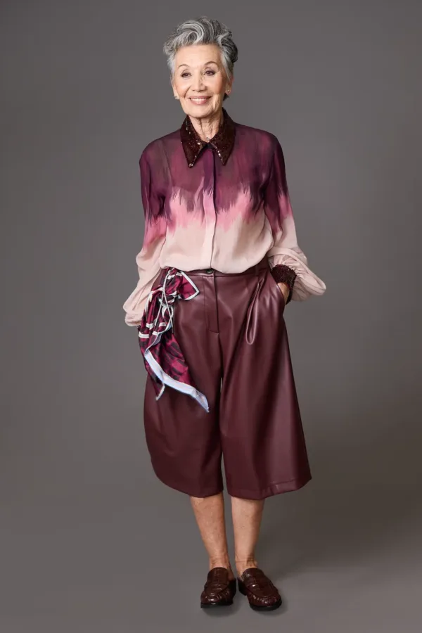 Blusa degradé y bermuda ecocuero