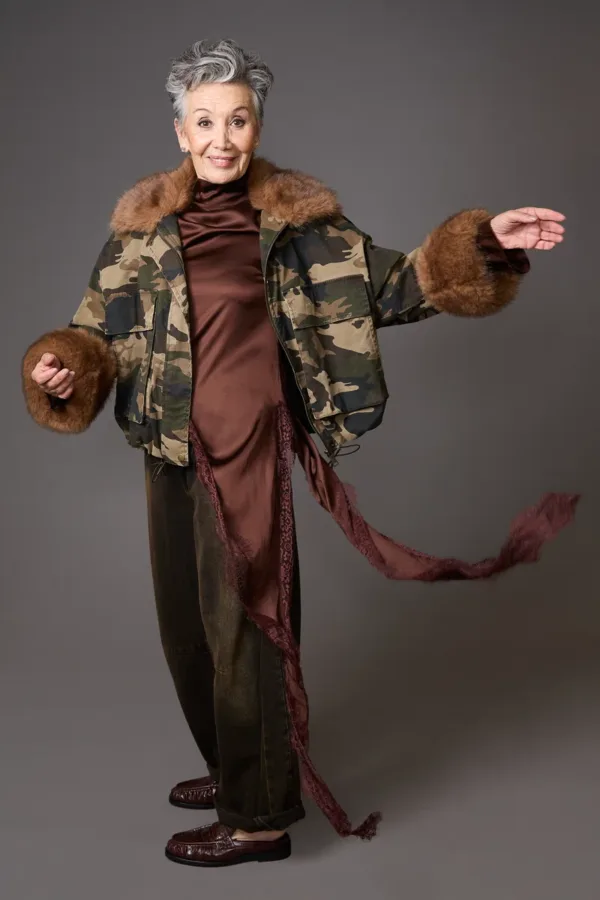 Chaqueta, top cola y jeans