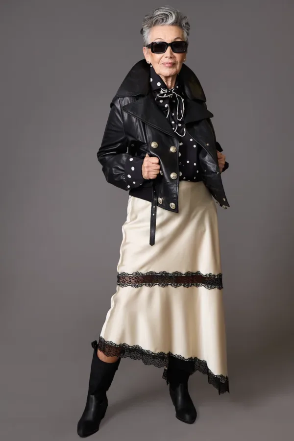 Chaqueta de cuero, blusa lunares y falda