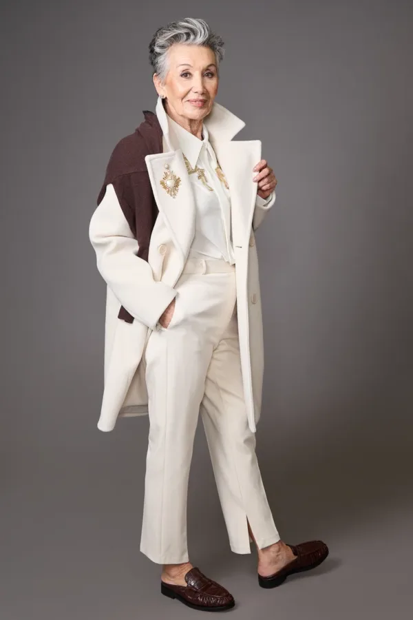 Chaqueta 3/4, blusa y pantalón